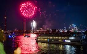 Rheinkirmes Düsseldorf: Drohnen-Spektakel und Feuerwerk verzaubern den Himmel