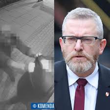 We Wrocławiu Ukrainiec bez powodu skatował kierowcę autobusu. To nie jest  „incydent”, jak próbują to przedstawiać media i władza. To rezultat masowej  polityki migracyjnej, ukrainizacji, dzięki której polskie miasta stają się  ukraińskimi