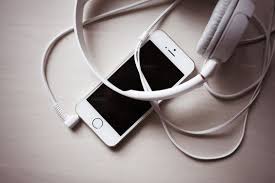 Het Hele Boek Gaat Bijna Hele Tijd Over Muziek Mia Die Cello Speelt Adam En Mia S Papa Die Allebei In Een Free Iphone 5 Iphone Headphones The Bright Sessions