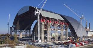 Plusieurs décennies après l'explosion de la centrale nucléaire, quelles sont les conséquences directement découvrez le bilan des connaissances acquises sur les conséquences de l'accident de tchernobyl. Tchernobyl Le Levage De L Enceinte De Confinement Acheve Avec Succes