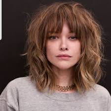 unordentliches und welliges haar wie eine sirene welligeshaar unordentlicheshaar wir wurden von den sirenen in haarschnitt frisuren mit pony ponyfrisuren