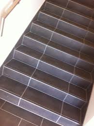 Nachdem sie einen verlegungsplan haben, schneiden sie sämtliche fliesen zu, bevor sie mit dem verkleben anfangen. Treppen Fliesen Baier