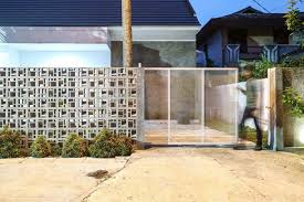 Desain pagar, ukuran, dan material harus disesuaikan agar tampilan rumah tak hanya menarik tapi juga tetap mempertahankan fungsinya. Berikut 6 Inspirasi Desain Pagar Rumah Yang Kekinian