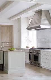 Phoebe Howard Stunning Kitchen Design With Glossy White Wood Beams And Ridged Oversized Stainless Cocinas Cocina De Ensueno