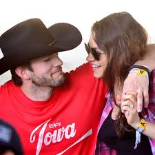 Das komplette anwesen wird außerdem nur über fotovoltaikanlagen betrieben. Ashton Kutcher Und Mila Kunis Neue Luxusvilla In Beverly Hills Bunte De