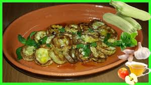 L'arrivo del caldo significa anche arrivo delle verdure colorate e saporite, quelle che sanno di estate e che durando solo per pochi mesi sono ancora più buone. Zucchine Alla Scapece Contorno Napoletano Veloce E Gustoso Le Ricette Di Zio Roberto Youtube