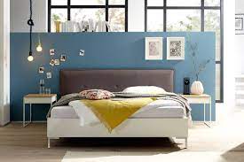 Ein bett mit gerundetem kopfteil, mit füßen im aluminiumlook, integrierten leuchten und schwebenden ablagen. Now Time Bett Einrichtungshauser Huls Schwelm