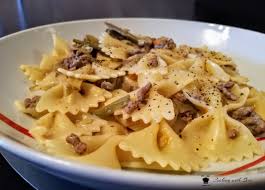 Questo primo piatto può essere preparato sia con i gamberi che con i gamberetti. Pasta Con Carciofi E Ragu Bianco Cooking With Sere