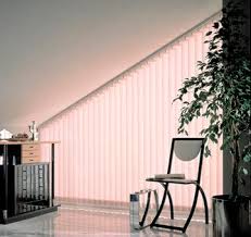 Schrage Lamellen An Einem Giebelfenster Giebelfenster Dachschrage Fenster Fensterrollos