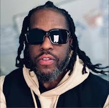 Okay We see you Amber Rose lookin like Dog the bounty hunter & Mark  Wahlberg😩