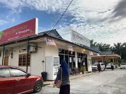 Sebagai tetangga dekat ibu kota negara, bandung memiliki kelebihan dari sisi kesejukan dan keramahan warganya. Kedai Kerepek Fazz Di Pekan Banting Boleh Borong Azwar Syuhada