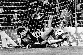 The german goalkeeper rushed from his goal and crunched his hip into the face of the french midfielder. Fransa Almanya 1982 Nin Unutulmaz Carpismasi Wsj
