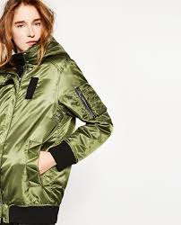 Blouson & bomber femme il n'est absolument pas nécessaire de conduire une moto pour apprécier les blousons ! Image 4 De Blouson Bomber Long Avec Capuche De Zara Hooded Bomber Jacket Zara Outerwear Women