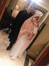 Lewat unggahan insta stories yang tersebar di @lambe_turah, larissa mulai dari acuh pada istri dan anak saat sakit, tidak mengajarkan agama , sibuk dengan hal duniawi, hingga berzina dengan wanita lain. Foto Cantik Dan Biodata Larissa Chou Cewek Cina Mualaf Istri Alvin Faiz