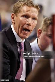 Drew Barham of the Gonzaga Bulldogs works off the dribble against... News  Photo