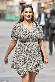 Kelly brook, 41, put on an effortlessly stylish display on wednesday when she arrived at heart fm's london offices in a lovely white and blue dress kelly kept the sunshine at bay behind a pair. Kelly Brook Displays Her Hourglass Figure In A Floral Mini Dress Aktuelle Boulevard Nachrichten Und Fotogalerien Zu Stars Sternchen