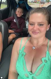 Could somebody kindly remove the two devils from the background. Thank you  ❤️