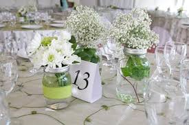 Centre De Table Champetre Vert Et Blanc Gypsophile Chrysantheme Lisianthus Creations Mariage Marion Fleurs Et Jardins Table Decorations Glass Vase Decor