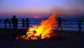 La noche de san juan es la más corta del año y por ello se considera mágica y se viene celebrando desde hace casi un siglo. Noche De San Juan En Las Playas De La Provincia De Valencia