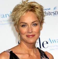 Dopo i 40 anni molte donne scelgono di dare una rifrescata al look e partono dai capelli, . Tagli Capelli Per Donne Over 40 Vanityfair It