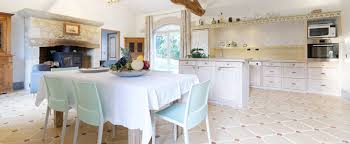 Si le bar petit déjeuner n'est pas suffisamment grand pour vos préférences, alors, la table à manger est le meilleur choix pour vous. Cuisine Salon Salle A Manger Gite De Chantelouve