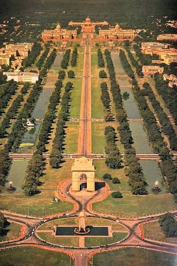 This is an aerial view of the India Gate and Rajpath (now Kartavya Path), leading to the Rashtrapati Bhavan (Presidential Palace) in New Delhi, India 🇮🇳