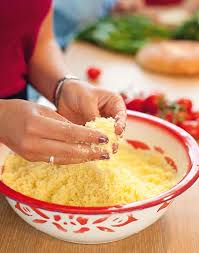 Voici le vrai couscous marocain parfumé avec plusieurs épices et relevé d'une touche en plus ! Couscous Marocain La Vraie Recette Recette Recette Recettes De Cuisine Couscous Marocain