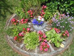 la roue de la charette ou l art de detourner une roue trois petits cailloux deco jardin decoration jardin projets de jardins