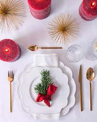 Goldene Tradition Eine Schlichte Weisse Tischdecke Goldene Urchins Und Kerzen I Tischdekoration Weihnachten Deko Weihnachten Tisch Weihnachtstisch Dekorieren