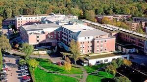 das bethesda krankenhaus bergedorf am idyllischen ende des glinderswegs schon der wald hinter den gebauden gehort nicht mehr z heimat hamburg krankenhaus dorf