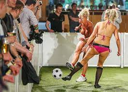 Nacktfußball: Hier kicken die Erotik-Stars in Berlin | Abendzeitung München