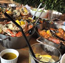 عمر في الإمارات Ar Twitter مطعم أبرونز أند هامرز دبي إللي يقد رون البحري صح يعطونك مطرقة ومريلة والباقي عليك مطاعم تستحق الزيارة T0urism Https T Co Xfwcrf080m