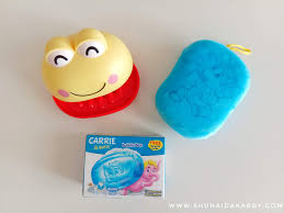 Sabun buku mandian baharu dengan hiasan imej 3d carrie yang timbul dipermukaan sabun hadir dalam 3 warna terang dan menarik iaitu merah jambu, hijau dan biru sesuai dengan setiap variannya. Carrie Junior Bubbly Bar Terbaru Shuhaida Kabdy