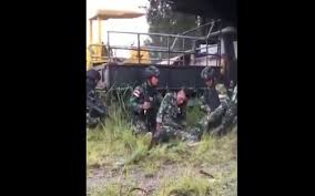 Berikut ini daftar situs download gambar dari yang gratis, tanpa hak cipta sampai kualitas hd, untuk berbagai keperluan serta cara download. Viral Video Prajurit Tni Terluka Saat Baku Tembak Dengan Separatis Opm Kabar24 Bisnis Com