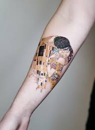 Meaning tattoos influenced by works of art from ancient greece, rome, and the renaissance. 27 Tattoos Inspired By Classic Art To Wear Your Artistic Soul On Your Skin From Klimt To Da Vinci And Van Gogh He Klimt Tattoo Kiss Tattoos Body Art Tattoos