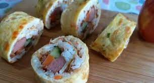 Penasaran bagaimana cara membuat aneka olahan telur gulung? Resep Nasi Gulung Telur Cocok Untuk Sarapan
