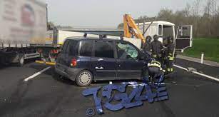 Secondo le prime notizie ci sarebbe un morto e sarebbe stato coinvolto nell'incidente un tir carico di sigarette. Aggiornamento Ceprano Incidente In A1 Coinvolti Camion E Auto Tg24 Info