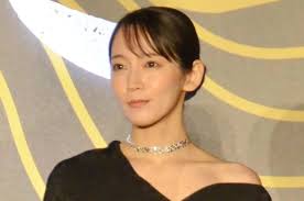 吉岡里帆、美肌のぞく黒ドレスで魅了 岡田准一の妻役を語る「私 ...