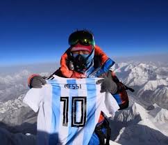 Mount everest is still the ultimate mountaineering adventure. Lionel Messi Thanks Climber As Argentina Star S Shirt Reaches Mount Everest Summit Mountain Planet