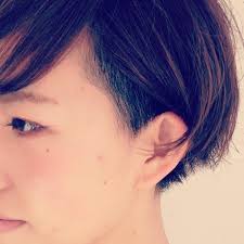 黒髪の隠れツーブロック女性のショート編