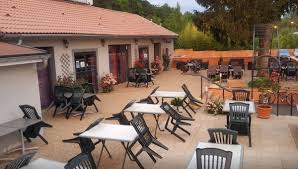 Un élagage est en train de se faire. La Relance Eco La Discotheque La Guinguette A Gilou De Valentigney En Mode Survie