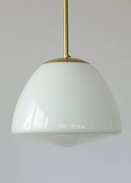 Schulhaus Pendelleuchte Im Stil Der 30er Jahre Mit Messing Monchskappe Und Schonem Opalglas Schirm Von Collectie Art Deco Pendelleuchte Hangeleuchte Glas