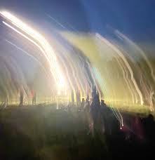 Une rave party, ou simplement rave, est un rassemblement autour de la musique électronique underground, habituellement organisé en pleine nature, ou dans des lieux déserts (entrepôt désaffecté, usines abandonnées, etc). Illegale Open Air Partys In Berlin Revolutioniert Corona Die Szene