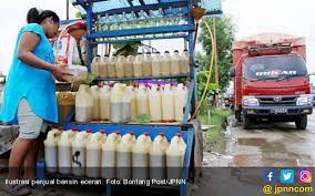 Yang menjadi pertanyaan penulis sebagai konsumen adalah siapakah yang memberikan patokan mengenai harga eceran tertinggi itu apakah produsen, pihak penjual atau pemerintah? Penjual Bensin Eceran Segera Ditertibkan Jpnn Com