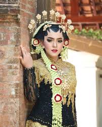 Ronce melati pada adat sunda bermakna kesucian dan kemurnian sang perempuan. Rias Pengantin Jawa Tengah