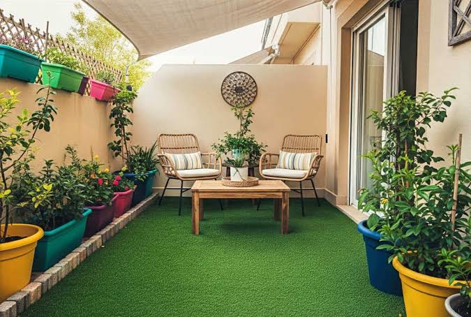 Private landscaped green patio courtyard directly accessible from the main salon، من إنشاء الذكاء الاصطناعي