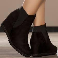 Compensée daim noir à semelle gomme blanche. Pin On Mode