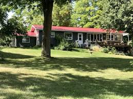 This impressive pigeon forge cabin has room for 16, with 4 spacious deck areas and cozy furnishings. Pigeon Lake Cottage Vacation Rentals From C 51 Vacationrentalcanada