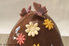 L Entr œuf De Paques Entremet Aux 3 Chocolats Praline Et Grand Marnier En 2020 Fleur En Chocolat 3 Chocolat Entremet
