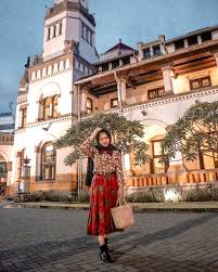 Bangunan tua khas eropa ini seakan membawa sebuah cerita dimana. Sejarah Lawang Sewu Wisata Semarang Yang Penuh Misteri